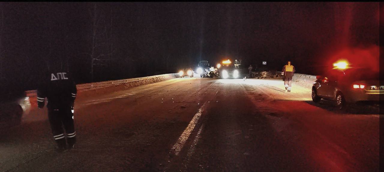 Обстоятельства ДТП с тремя пострадавшими под Березовским устанавливают автоинспекторы Обстоятельства ДТП с тремя пострадавшими под Березовским устанавливают автоинспекторы