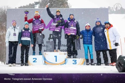 Победителем среди мужчин финала уральской лыжной многодневки «Тур де Бург» на Кубок главы Екатеринбурга в третий раз стал олимпийский чемпион Денис Спицов