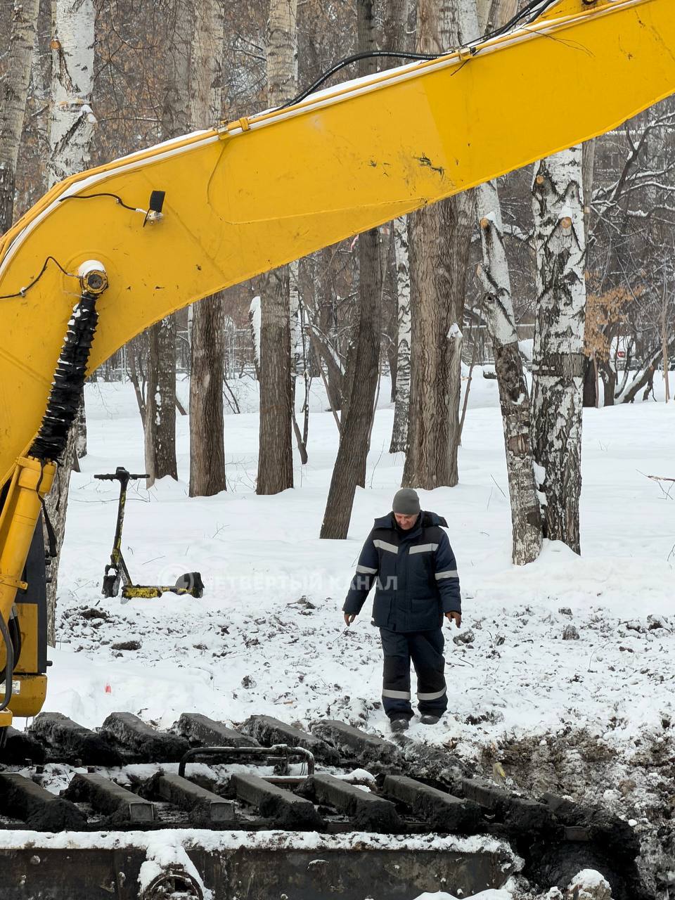 Необычный «клад» — самокат нашел экскаваторщик на дне прудика в парке Екатеринбурга Необычный «клад» — самокат нашел экскаваторщик на дне прудика в парке Екатеринбурга