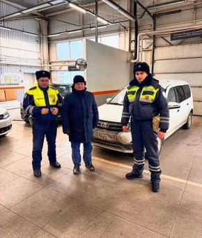 Спасли в -40°C: водителю на трассе помогли сотрудники ГАИ