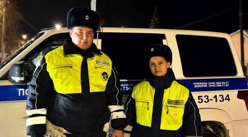 Полицейские спасли автоледи с ребёнком из снежного плена в Сухом Логу