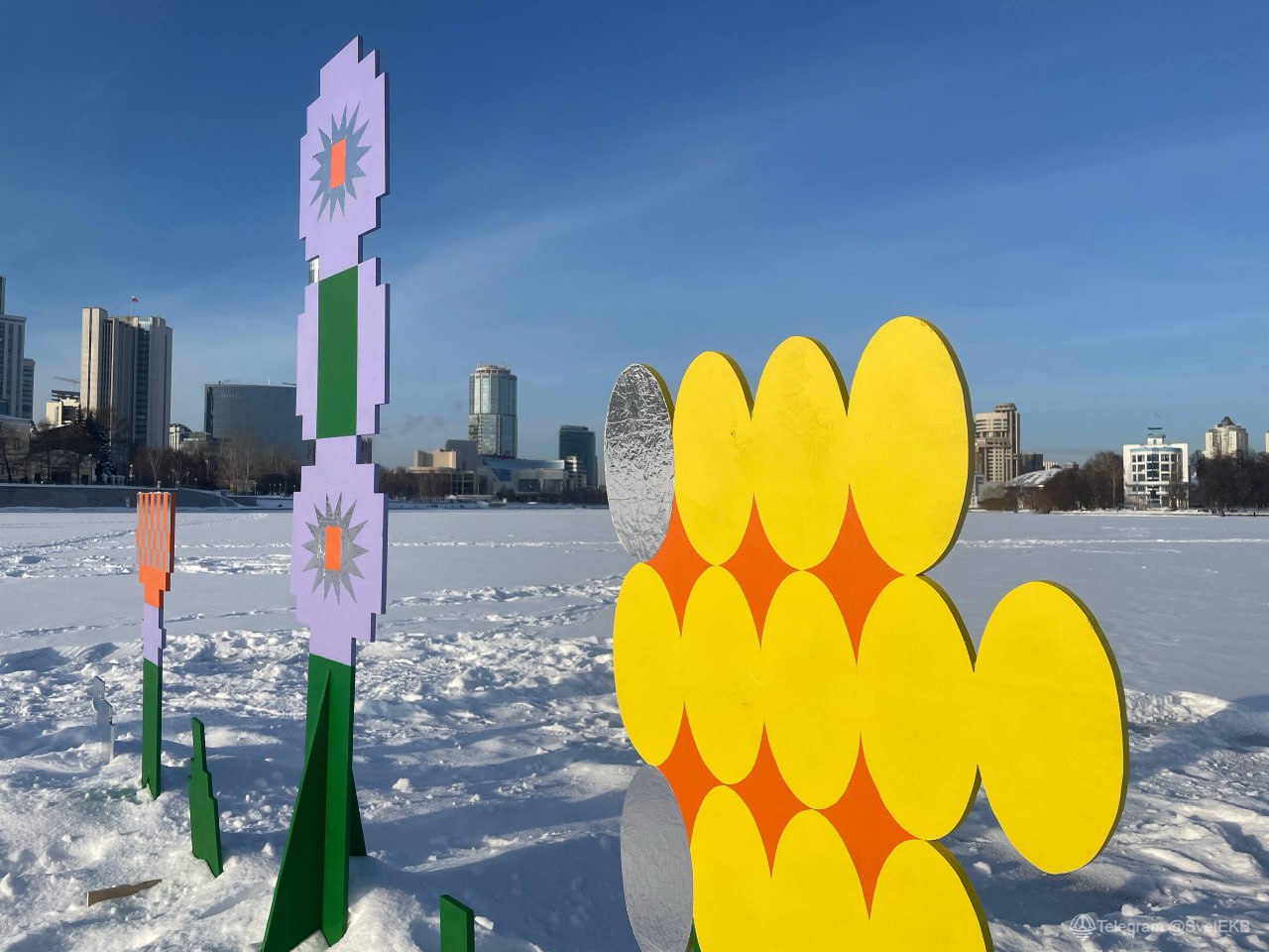 В Екатеринбурге на городском пруду появились цветы В Екатеринбурге на городском пруду появились цветы