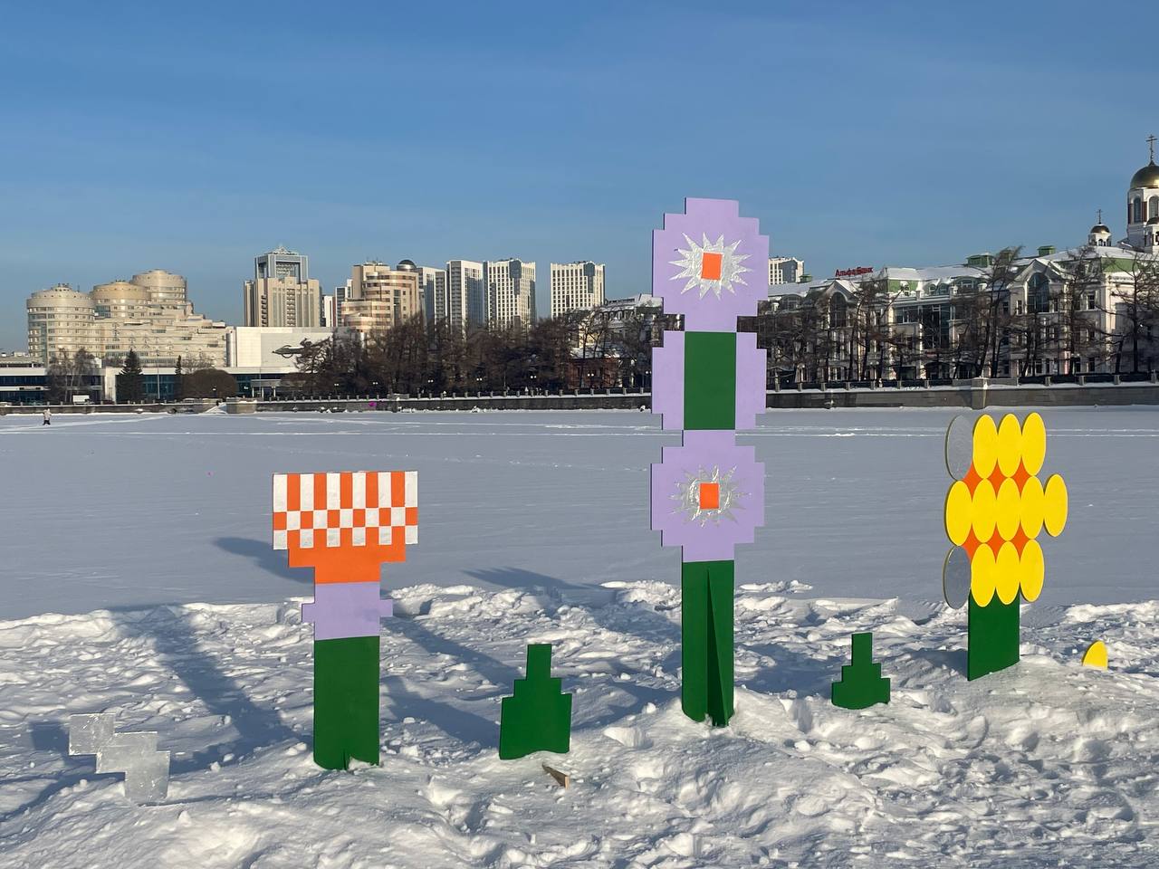 В Екатеринбурге на городском пруду появились цветы