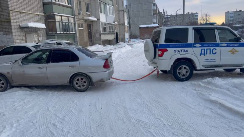 В Свердловской области сотрудники Госавтоинспекции помогли автоледи вызволить автомобиль из снежного плена В Свердловской области сотрудники Госавтоинспекции помогли автоледи вызволить автомобиль из снежного плена