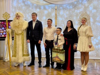 Губернатор Свердловской области присоединился к акции «Ёлка желаний»