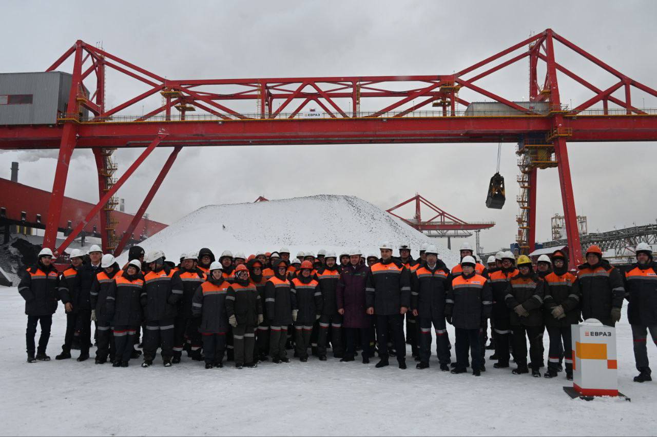 Денис Паслер принял участие в запуске нового грейферного крана на ЕВРАЗ НТМК в Нижнем Тагиле Денис Паслер принял участие в запуске нового грейферного крана на ЕВРАЗ НТМК в Нижнем Тагиле