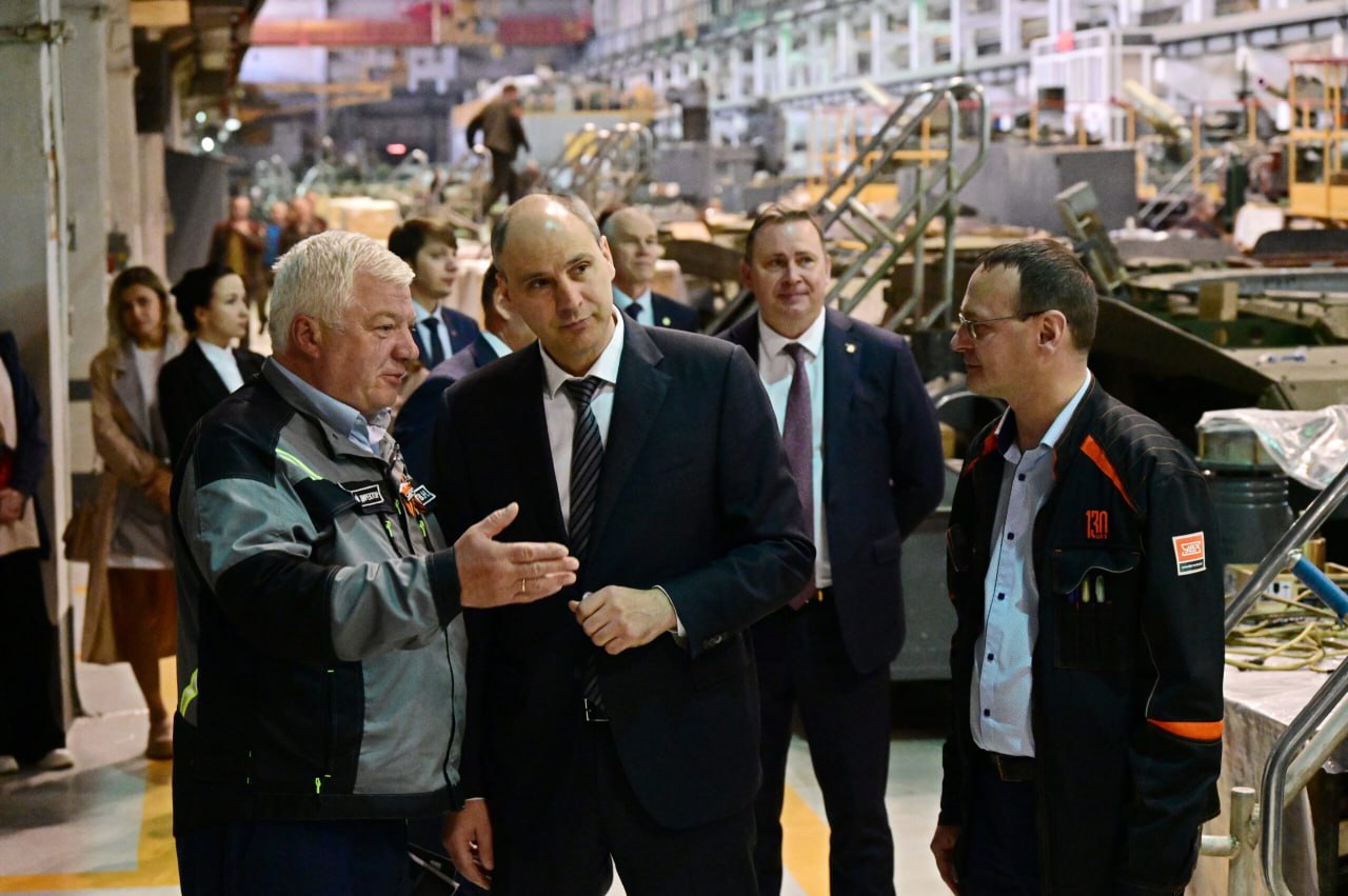 Губернатор Свердловской области Денис Паслер во время визита в Нижний Тагил обсудил с исполнительным директором Уралвагонзавода Владимиром Рощупкиным текущую ситуацию на заводе, перспективы социально-экономического развития...