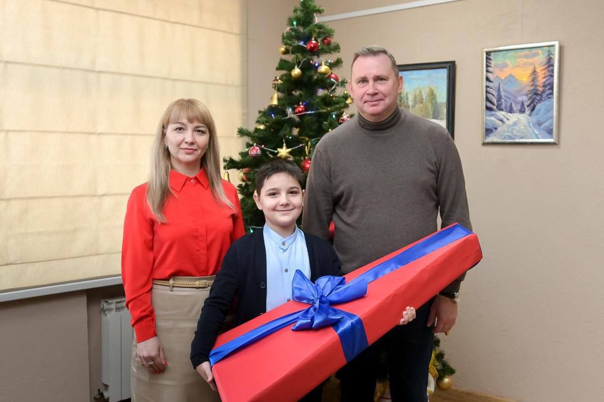 Глава города исполнил детские мечты с «Ёлки желаний» Глава города исполнил детские мечты с «Ёлки желаний»