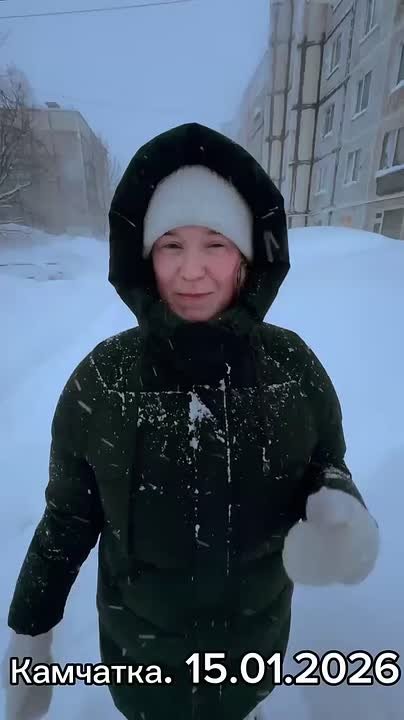 Зато я ПВЗ раскопала.. Жительница Камчатки показала, на что готова ради посылки с маркетплейса. За заказом она пробиралась по многометровым сугробам