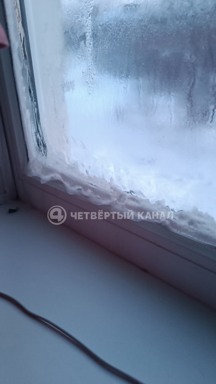 На окнах - лед, на стенах - плесень: жители Камышловского района жалуются на холод в домах На окнах - лед, на стенах - плесень: жители Камышловского района жалуются на холод в домах