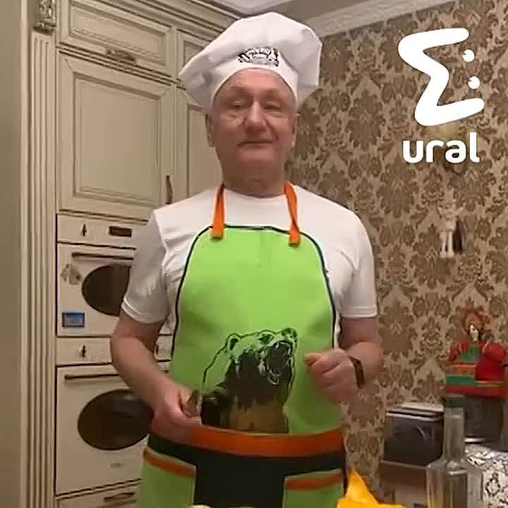 Нет планов на воскресенье? Там новый выпуск "Готовим с Петровичем" подъехал — учит делать тыквенный салат