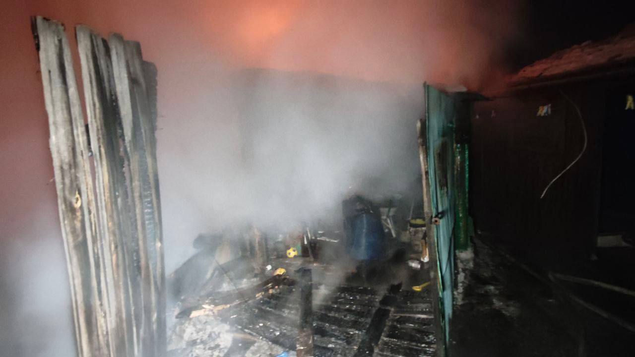 Тушить помогали подростки: в Большом Истоке накануне вечером вспыхнул частный дом Тушить помогали подростки: в Большом Истоке накануне вечером вспыхнул частный дом