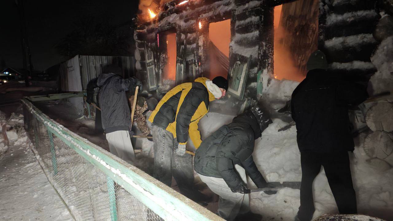 Тушить помогали подростки: в Большом Истоке накануне вечером вспыхнул частный дом Тушить помогали подростки: в Большом Истоке накануне вечером вспыхнул частный дом