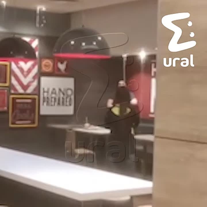 Посетителей "Ростикса" на площади 1905 года окатило водой с потолка