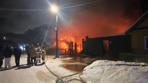 Тушить помогали подростки: в Большом Истоке накануне вечером вспыхнул частный дом