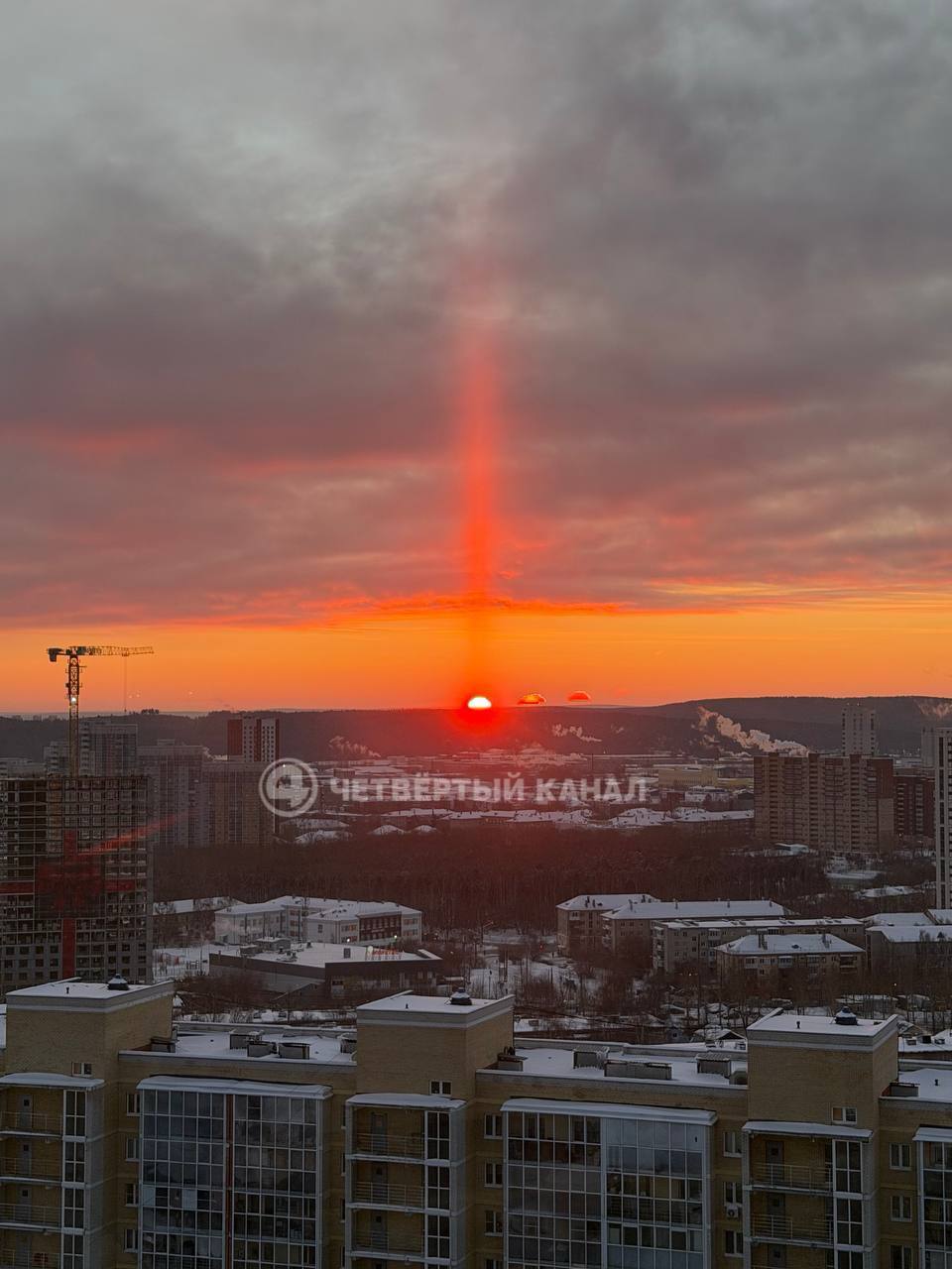 Световую «свечу» и ярко-розовый рассвет заметили в небе над Екатеринбургом Световую «свечу» и ярко-розовый рассвет заметили в небе над Екатеринбургом