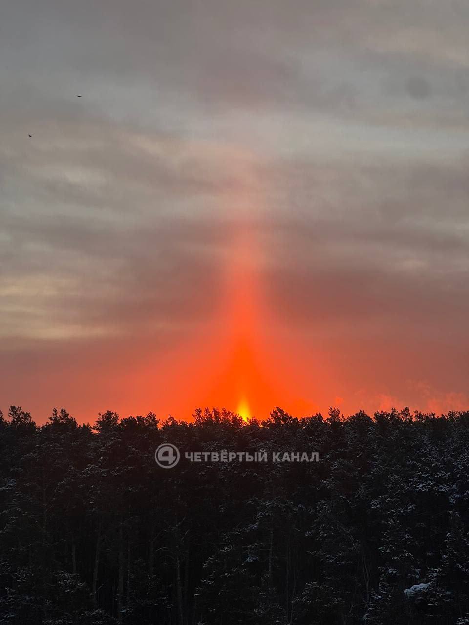 Световую «свечу» и ярко-розовый рассвет заметили в небе над Екатеринбургом