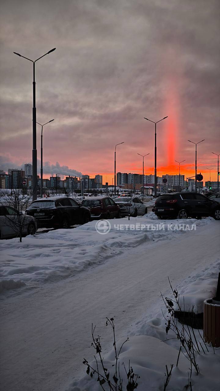 Световую «свечу» и ярко-розовый рассвет заметили в небе над Екатеринбургом Световую «свечу» и ярко-розовый рассвет заметили в небе над Екатеринбургом