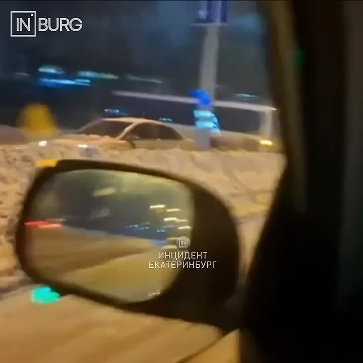 Грузовик и автобус столкнулись на Егоршинском подходе в Екатеринбурге