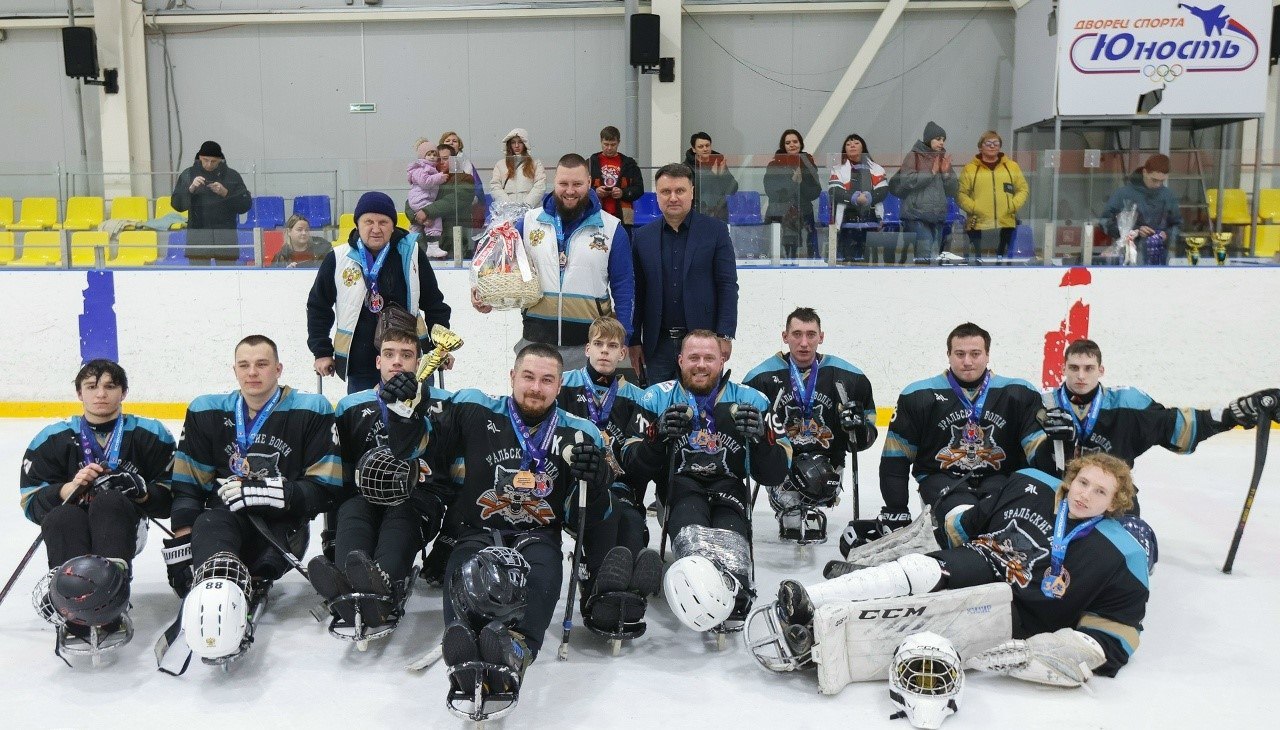 Денис Паслер подарил билеты на Фонбет Матч Звёзд КХЛ спортсменам команды по следж-хоккею «Уральские волки» и семье юного свердловчанина Денис Паслер подарил билеты на Фонбет Матч Звёзд КХЛ спортсменам команды по следж-хоккею «Уральские волки» и семье юного свердловчанина