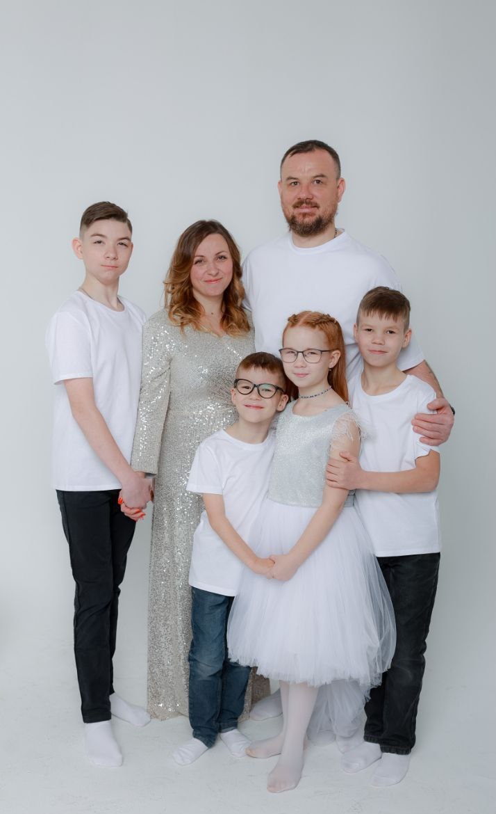 Денис Паслер подарил билеты на Фонбет Матч Звёзд КХЛ спортсменам команды по следж-хоккею «Уральские волки» и семье юного свердловчанина