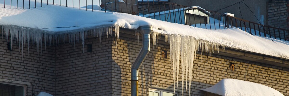 Как организована уборка крыш от снега и сосулек и что сделать, если её не выполняют