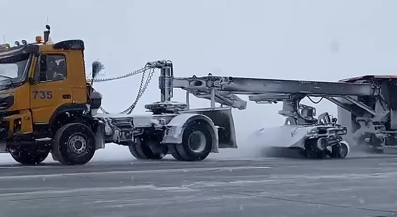 В Кольцово, несмотря на обильный снег, все штатно