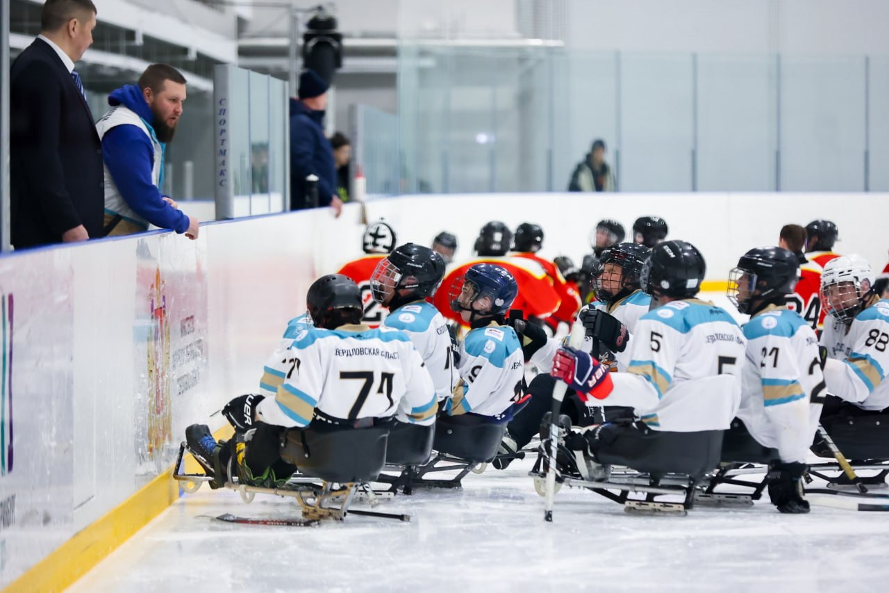Денис Паслер подарил билеты на Фонбет Матч Звёзд КХЛ спортсменам команды по следж-хоккею «Уральские волки» и семье юного свердловчанина Денис Паслер подарил билеты на Фонбет Матч Звёзд КХЛ спортсменам команды по следж-хоккею «Уральские волки» и семье юного свердловчанина