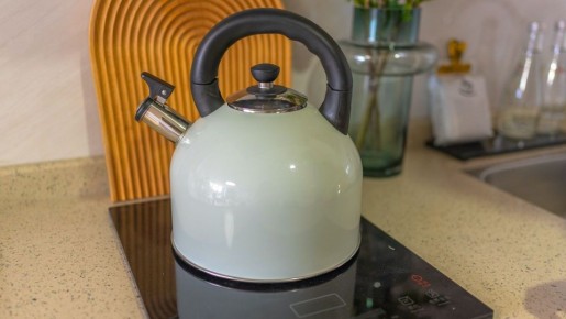 Чайник будет сиять без соды, уксуса и «лимонки»: от накипи спасут эти «отходы»