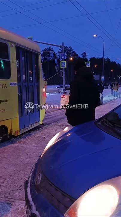 Этим утром жителям Академичского пришлось постараться, чтобы доехать на работу