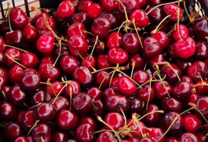 Кому нельзя есть много черешни и чем она может быть опасна: объясняет эксперт