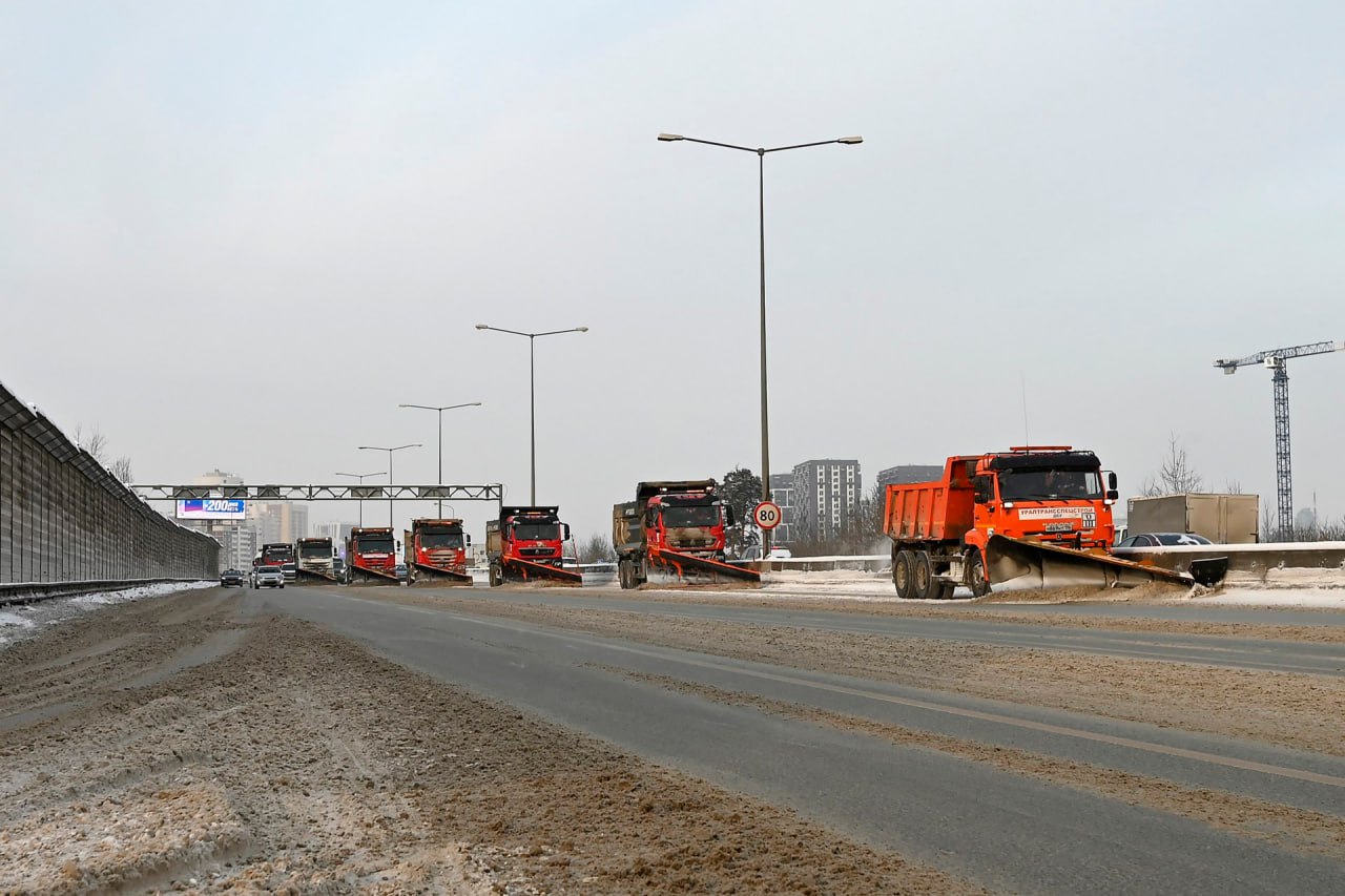 Более 400 единиц очищают региональные дороги от снега и наката Более 400 единиц очищают региональные дороги от снега и наката