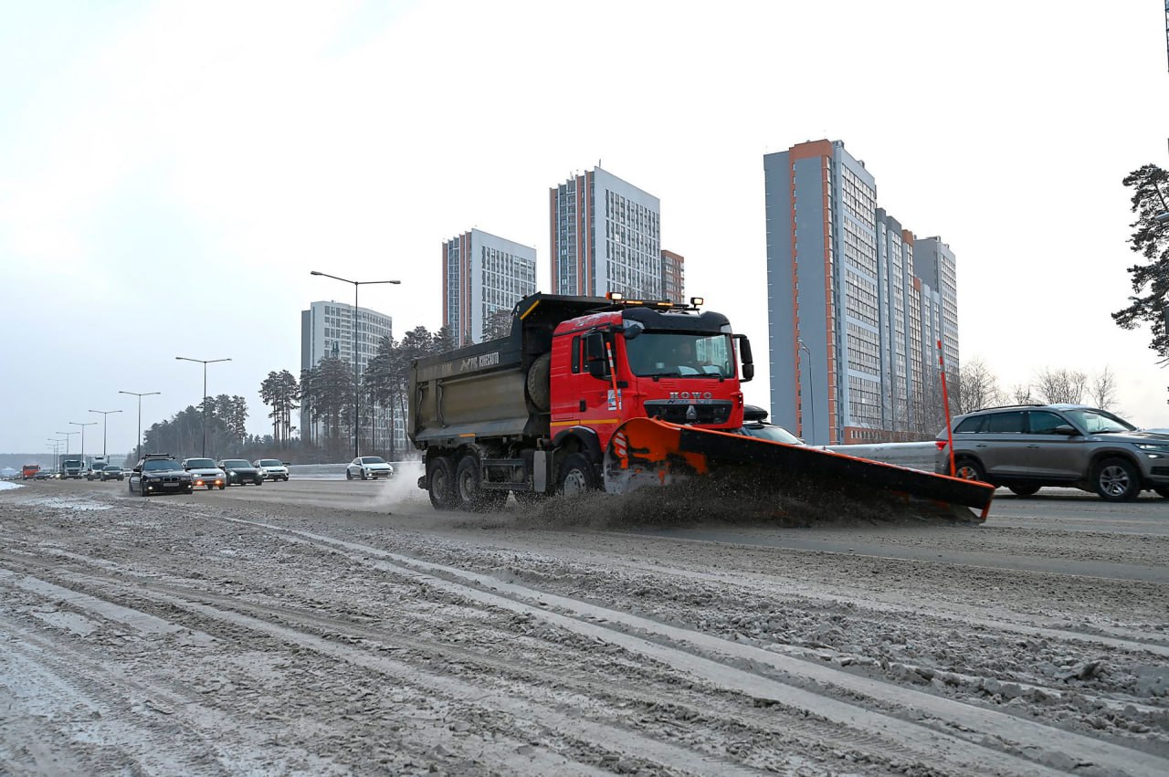 Более 400 единиц очищают региональные дороги от снега и наката Более 400 единиц очищают региональные дороги от снега и наката