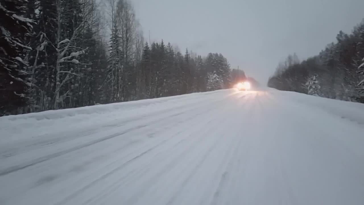Более 400 единиц очищают региональные дороги от снега и наката