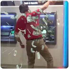 В Свердловской области планируют ввести ограничение на внесение налички на карту через банкомат