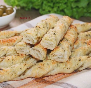 Изумительные слоеные палочки с оливками: классическая закуска в новом исполнении