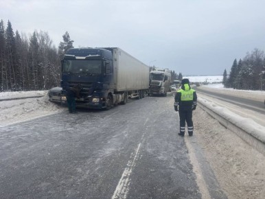Госавтоинспекция информирует о временном ограничении движения на 291-м километре автодороги «Пермь – Екатеринбург» Нижнесергинского района в направлении Екатеринбурга в связи с ДТП