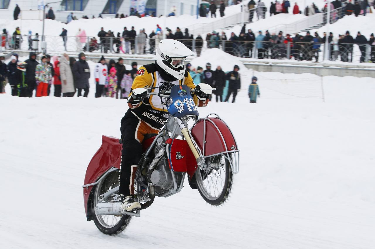 Бокс на коньках и поедание пельменей на скорость – в Свердловской области с размахом отмечают Всероссийский день снега