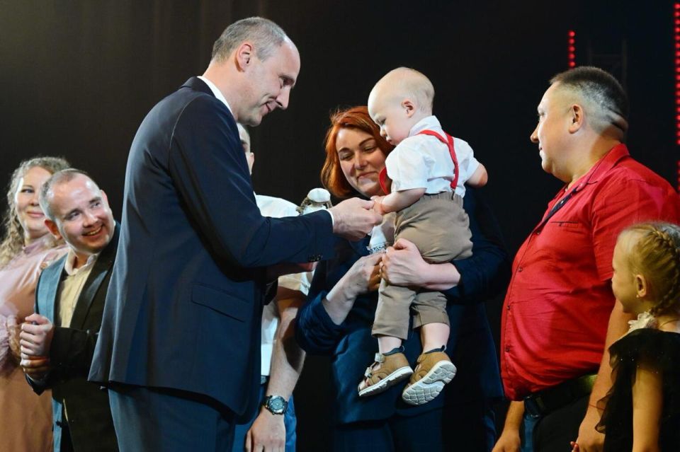 «Эти вопросы волнуют каждую семью»: Денис Паслер принял ряд решений, направленных на социальную поддержку свердловчан