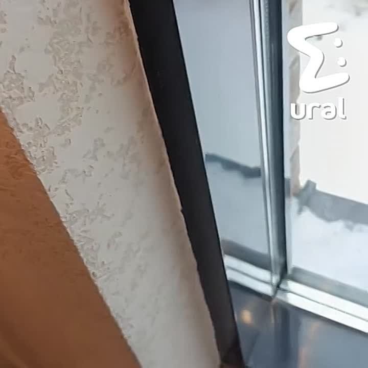 Хозяева квартир в новом ЖК "Видный", которые заехали туда декабре, жалуются на сквозняк из окон и плесень под ними