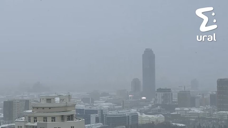 Кто-то встряхнул снежный шар с Екатеринбургом — из-за метели в городе почти нулевая видимость