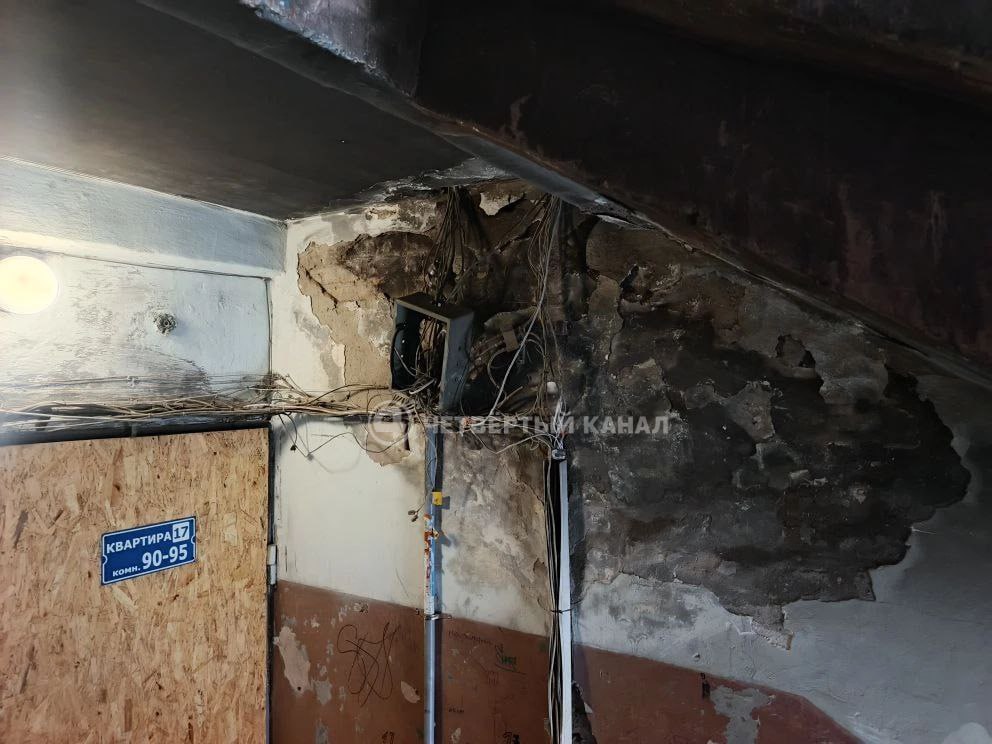 В екатеринбургском доме на Хибиногорском жители живут в условиях вечного дождя в подъезде и крысиного бедствия в подвале
