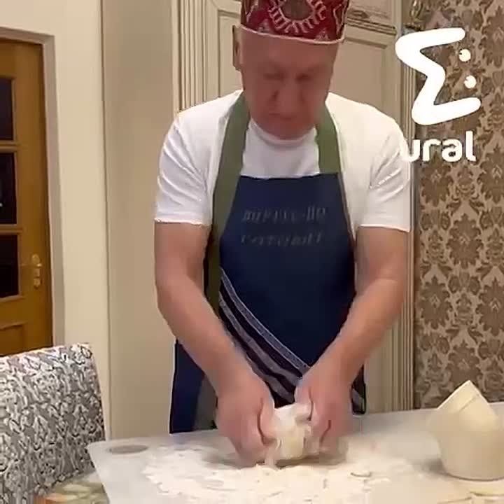 Глава Белоярского из ХМАО aka шеф-повар Маненков, настолько преисполнился, что на встречах с жителями не выслушивает проблемы, а принимает заказы на свои ошеломительные кукинги