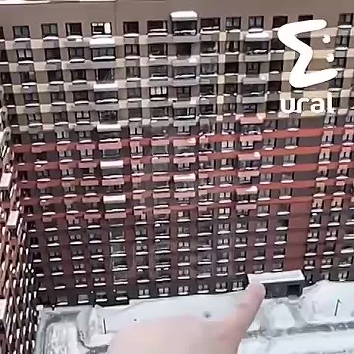 Екатеринбуржцы уже несколько часов пытаются спасти котика, застрявшего на 12-м этаже многоэтажки