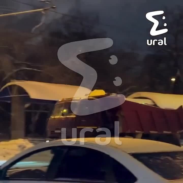 Реально тяжёлый дрифт подъехал от камазиста возле площади Кирова в Екатеринбурге