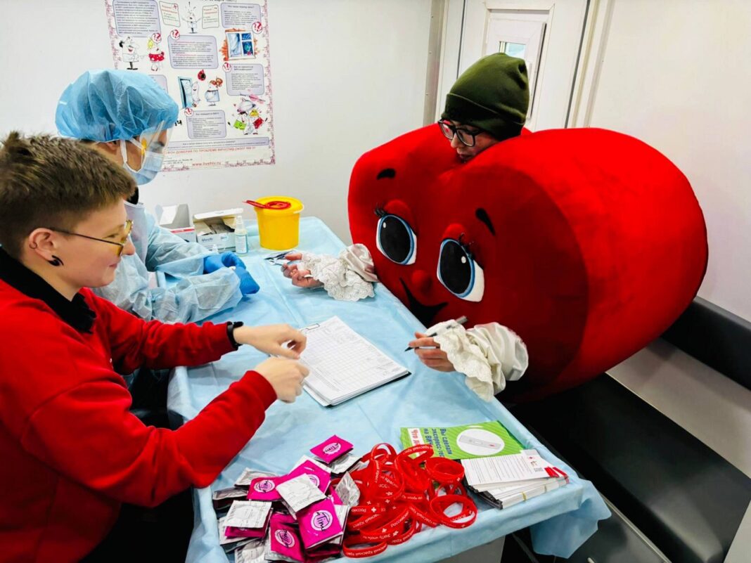 Специалисты Центра СПИДа приглашают свердловчан принять участие в экспресс-тестировании на ВИЧ-инфекцию, которое состоится 13 февраля с 17:00 до 21:00 у торгового центра «Кировский» (Сиреневый бульвар, 2) Специалисты Центра СПИДа приглашают свердловчан принять участие в экспресс-тестировании на ВИЧ-инфекцию, которое состоится 13 февраля с 17:00 до 21:00 у торгового центра «Кировский» (Сиреневый бульвар, 2)