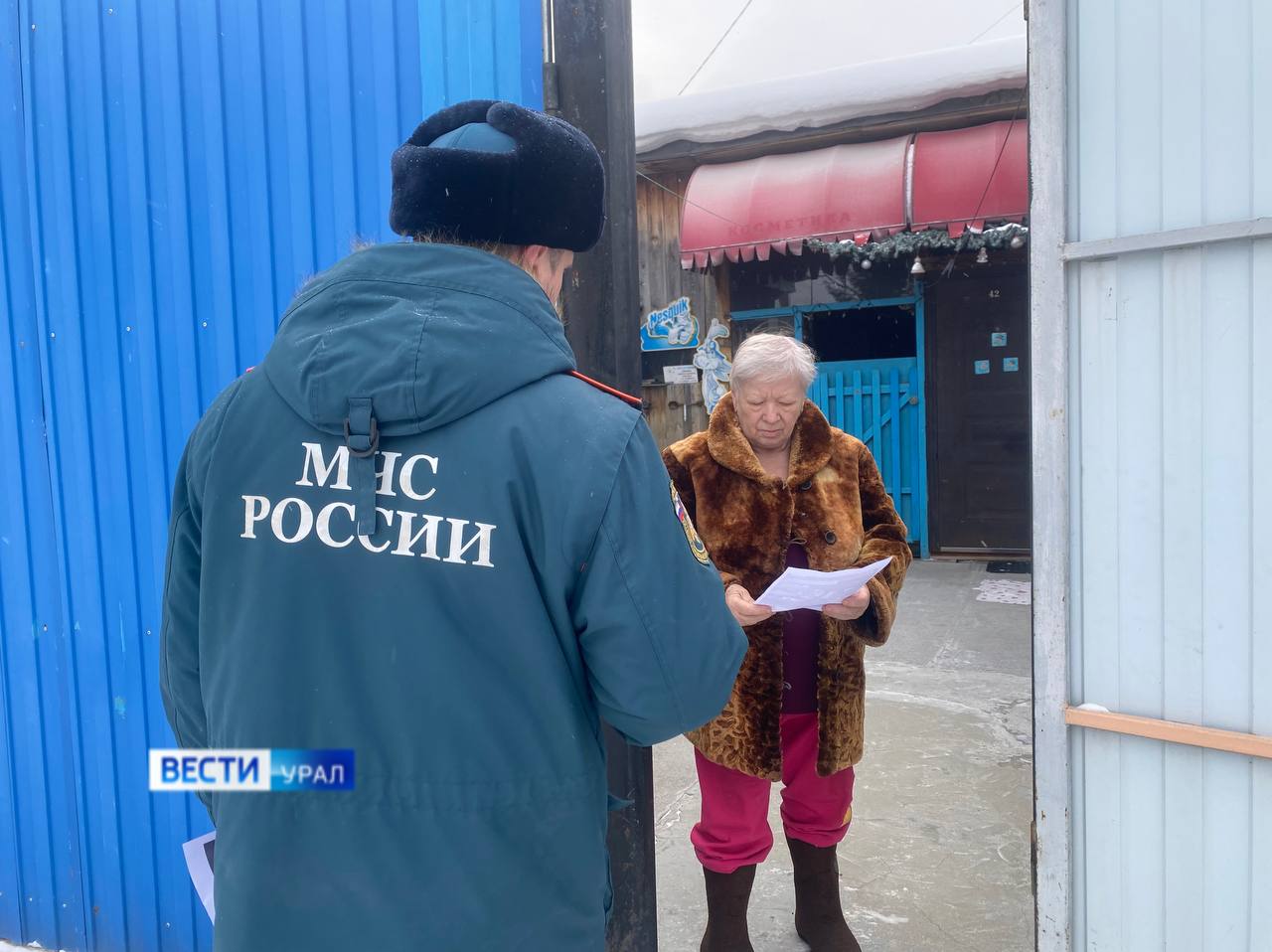 В Екатеринбурге сотрудники МЧС вышли в рейд по частному сектору, чтобы напомнить жителям правила безопасности в отопительный сезон