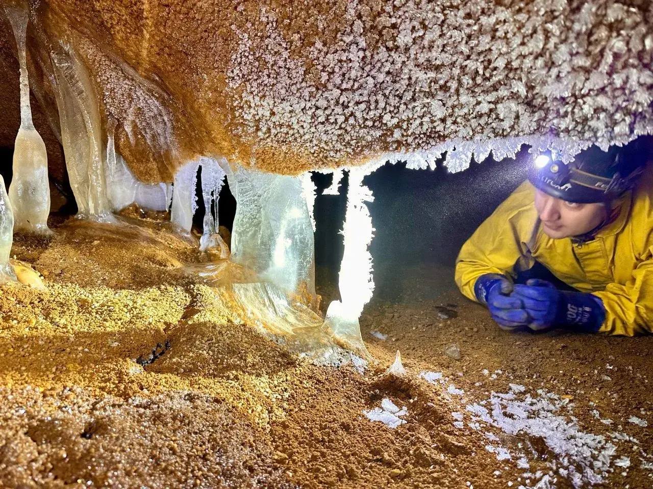 Уральские спелеологи добились прогресса в изучении одной из уникальных пещер России «Черный Кот» в природно-минералогическом заказнике «Режевской» Уральские спелеологи добились прогресса в изучении одной из уникальных пещер России «Черный Кот» в природно-минералогическом заказнике «Режевской»
