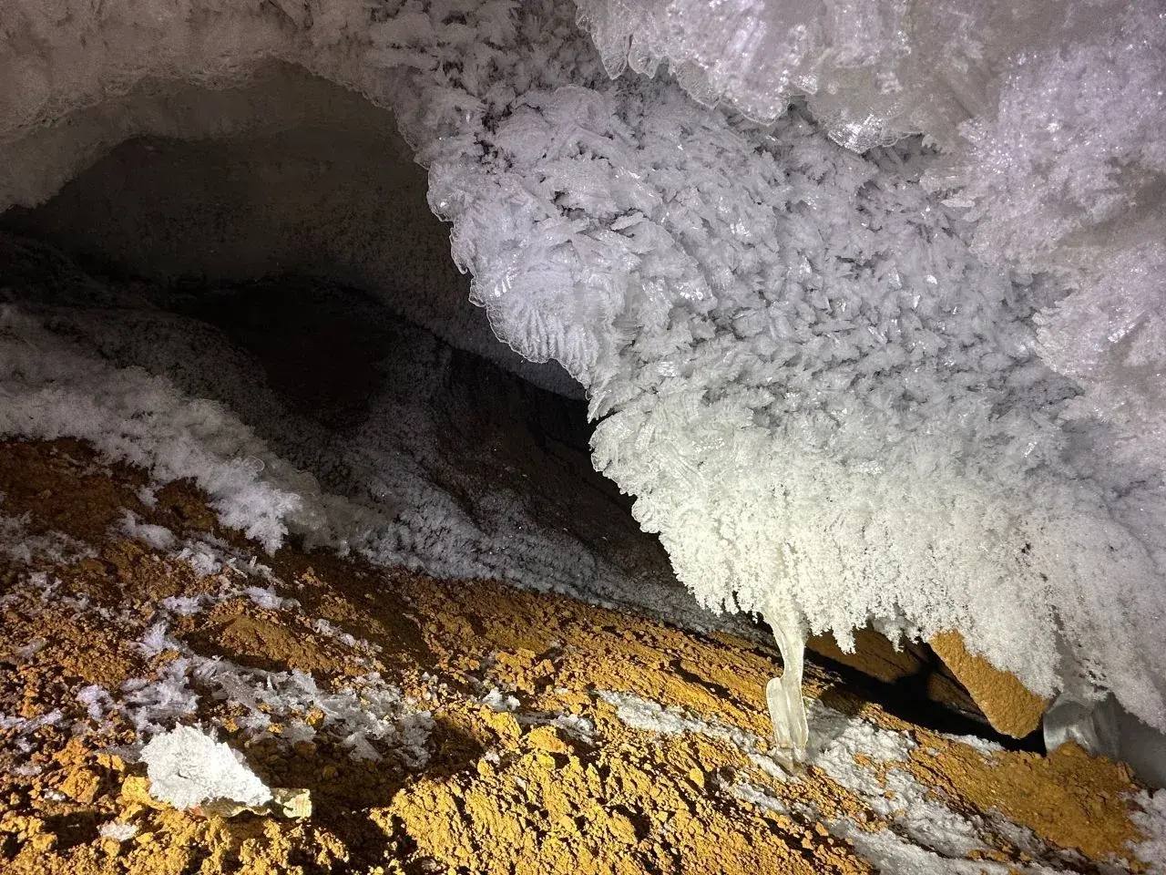 Уральские спелеологи добились прогресса в изучении одной из уникальных пещер России «Черный кот» в природно-минералогическом заказнике «Режевской» Уральские спелеологи добились прогресса в изучении одной из уникальных пещер России «Черный кот» в природно-минералогическом заказнике «Режевской»