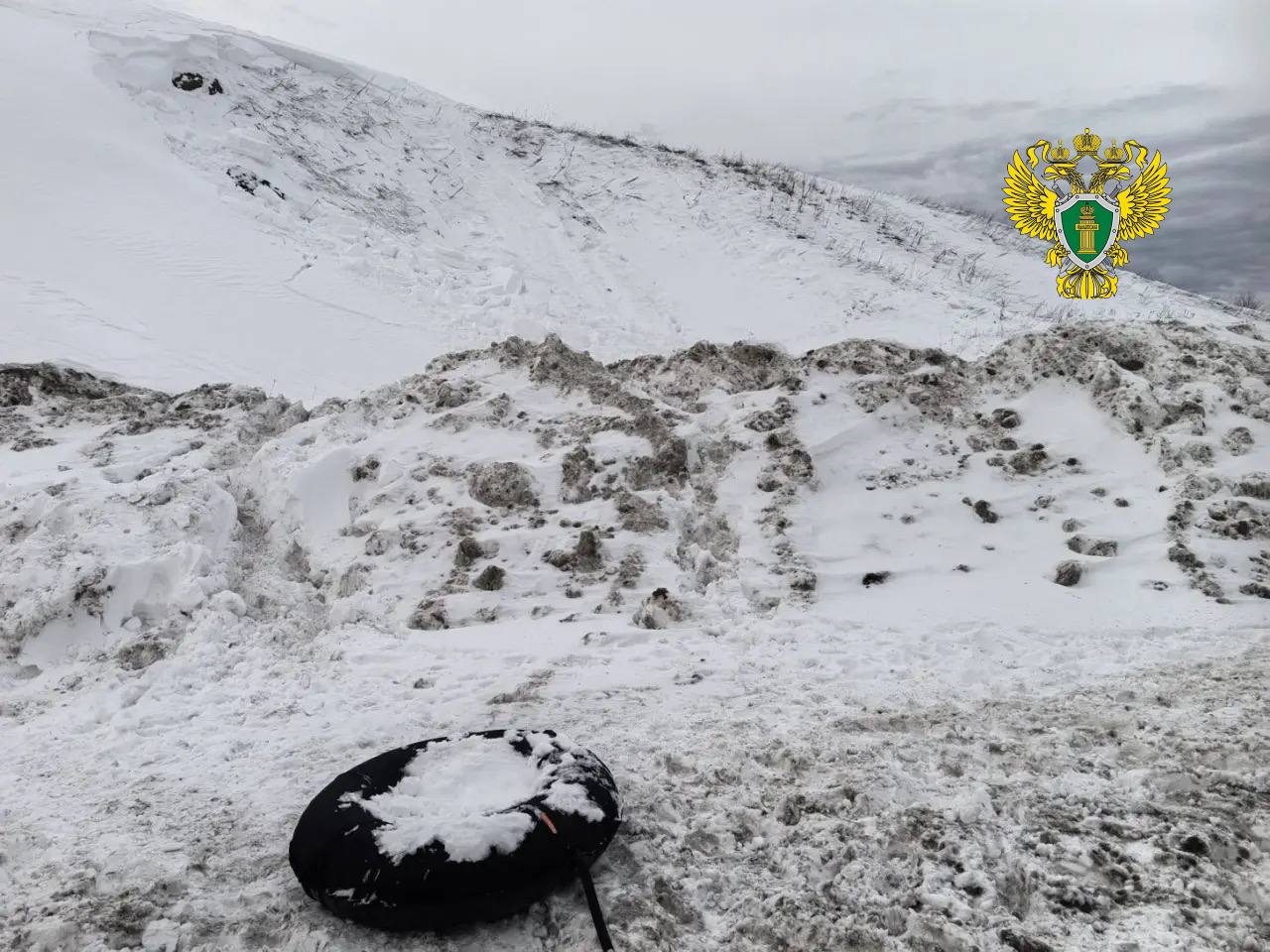 Двоих детей насмерть засыпало снегом во время катания на ватрушках
